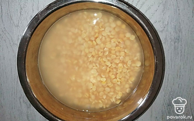 Колотый горох промыть и оставить в воде для размачивания на 1 час.