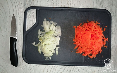 Нарезать лук и натереть на терке.