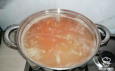 После того, как горох размочился, поставить кастрюлю с водой кипятиться. После закипания всыпать в воду горох, а также лук и морковь. Варить 30 минут.