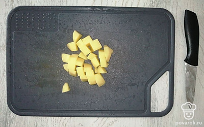 Далее нарезать картошку кубиками и добавить в кастрюлю.