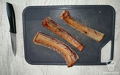 Нарезать ребрышки, добавить в кастрюлю и варить еще 30 минут. Так суп получится пюреобразным.