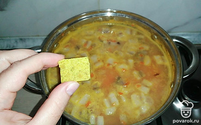 Добавить в суп соль, приправу для бульона и варить еще 10 минут.