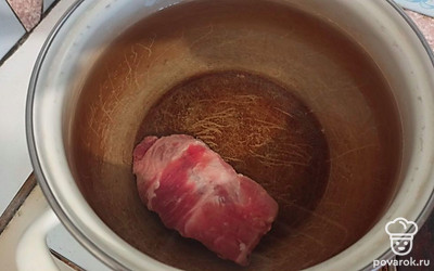 Поставьте мясо готовиться.