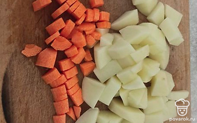 Картофель и морковь нарежьте кубиками.