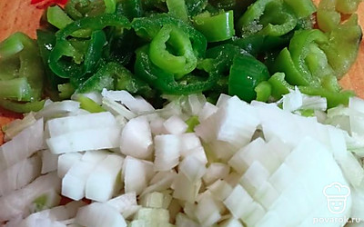 Лук очистить и нарезать мелкими кубиками. Морковь почистить и натереть на крупной терке. Болгарский перец помыть, очистить от плодоножки и семян, нашинковать соломкой.