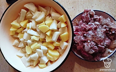 Тушенку вынуть из банки и разделить на небольшие кусочки. Картофель почистить и нарезать средними кубиками.