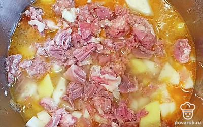 Добавить в кастрюлю картофель и тушенку. Залить все кипятком так, чтобы покрыло картошку.