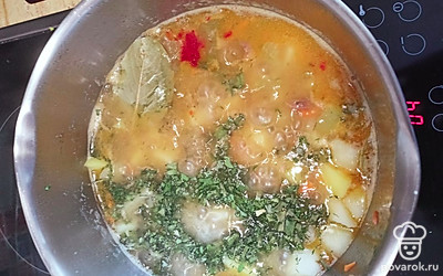 Тушить на медленном огне под крышкой 25-30 минут, до готовности картошки, периодически перемешивая. За 5 минут до выключения добавить соль, перец, лавровый лист, приправы по вкусу, зелень.