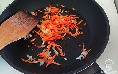 Лук чистим и нарезаем. Морковь натираем на крупной терке. Обжариваем на растительном масле.