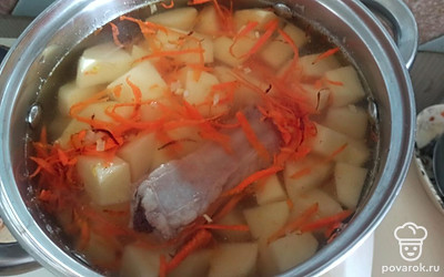 Картошку чистим и нарезаем. Заливаем водой, добавляем ребрышко и зажарку. 