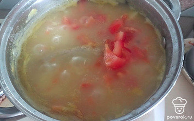 Варим до готовности, в конце выкладываем в суп нарезанный помидор и соль. 