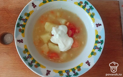 Разливаем суп по тарелкам и поливаем сметаной. 
