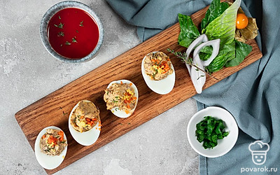 Готовую закуску украсьте зеленым луком, нарезанным на мелкие кольца.