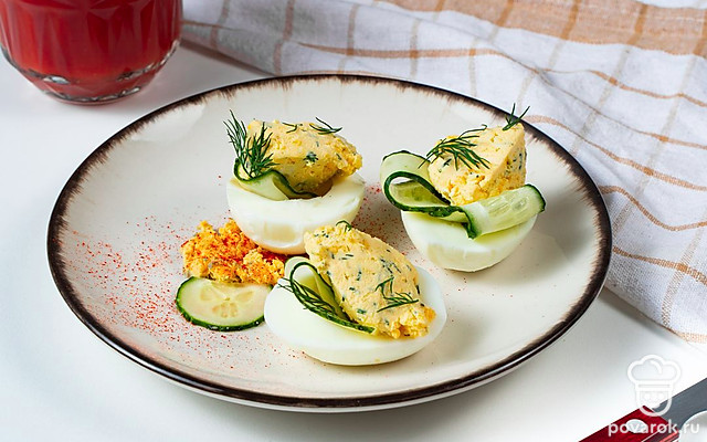 Яйца, фаршированные желтком, чесноком и сливочным сыром — Рецепт с фото