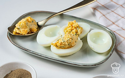 Приготовьте блюдо. Яичные белки аккуратно промойте, чтобы они стали чистыми. После этого нафаршируйте их готовой начинкой.