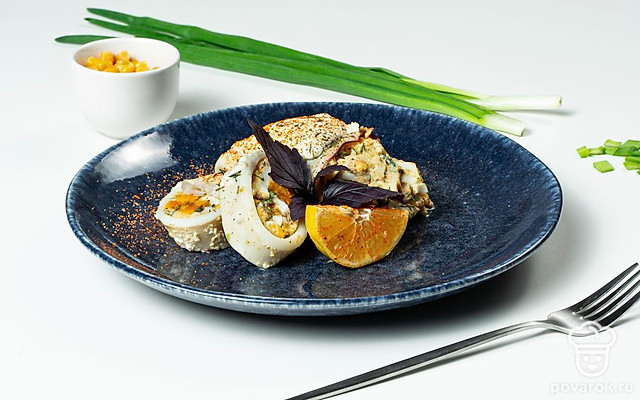 Кальмар, фаршированный яйцом с зеленью — Рецепт с фото