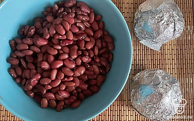 Фасоль отварите заранее или используйте консервированную. Свеклу оберните фольгой и запекайте в духовке около часа. Пока свекла запекается, поставьте вариться бульон.