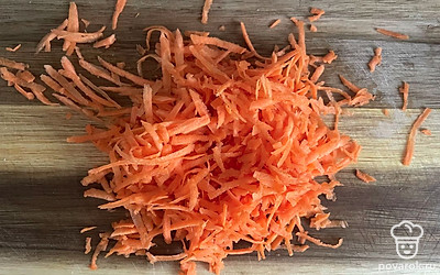 Морковь натрите на терке и обжарьте до мягкости. Добавьте томатную пасту и немного бульона.