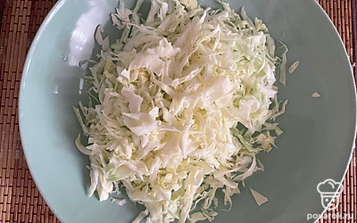 Капусту нашинкуйте и отправьте к картофелю. Добавьте зажарку, нарезанную свеклу и мясо курицы. В конце добавьте чеснок, отварную фасоль, соль и перец по вкусу.