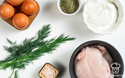 Яйца хорошо промойте, просушите. Три из них сварите вкрутую, остудите и очистите от скорлупы. Тушки кальмаров и зелень тщательно вымойте, просушите бумажными полотенцами. Также подготовьте сковороду.