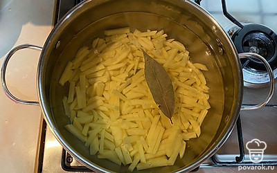 Нарежьте ломтиками картофель и отправьте его в подсоленную воду со специями.