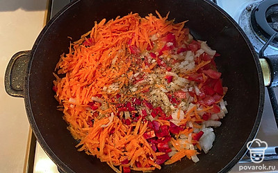 Обязательно на этом этапе добавьте специи. Как только картофель сварится, отправляйте пережарку в борщ.