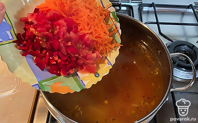 Часть овощей добавьте свежими — это придаст особый вкус блюду. Варить их следует минут 5-7.