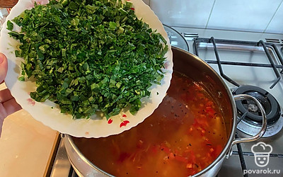 Нарежьте мелко щавель и добавьте его за пару минут до готовности.