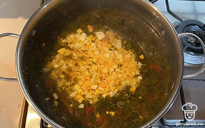 В конце добавьте нарезанное кубиками яйцо.