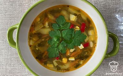 Перед подачей украсьте зеленью и подавайте со сметаной.