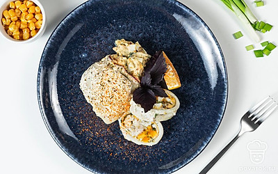 Готовое блюдо подавайте сразу после приготовления. Тушки кальмаров разрежьте на равные части и выложите на удлиненные тарелки, накладывая их друг на друга. В качестве украшения используйте зелень. Листья петрушки отделите от веточек и выложите их на кальмары.