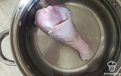 Голень индейки положить в кастрюлю, залить водой, варить 45 минут.
