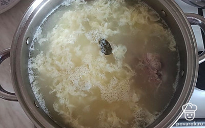 Куриные яйца разбить в тарелку, хорошо взбить вилкой. Влить яйца в кастрюлю и хорошо перемешать.