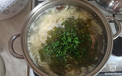Нарезать щавель, добавить в кастрюлю. Кинуть в суп лавровый лист, соль и специи по вкусу. Варить еще 7 минут.
