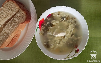 Подавать суп к столу вместе со сметаной. Также можно подавать с салатом из овощей и свежим хлебом.