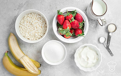 Клубнику промойте и очистите от листьев. Бананы очистите от кожуры. Подготовьте блендер и форму для выпечки.