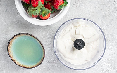 Начните готовить основу для террина. В миску добавьте желатин и воду. Смешайте и оставьте на несколько минут. В блендер выложите творог, сметану, сахар и ванилин. Взбейте до однородности. Один банан разомните и добавьте к творожной массе. Затем постепенно введите желатиновую смесь и хорошо перемешайте.