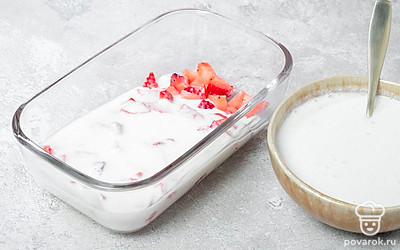 риготовьте террин. ¾ от общей массы клубники нарежьте кубиками. Остальные ягоды разрежьте пополам. Банан нарежьте небольшими кубиками. Нарезанные кубиками фрукты добавьте в творожную основу и аккуратно перемешайте. Взбейте сливки до густоты. Выложите в творог и осторожно перемешайте. На дно формы для выпечки распределите половинки клубники. Сверху выложите творожную массу и равномерно распределите ее по форме. Уберите террин в холодильник на 4 часа.