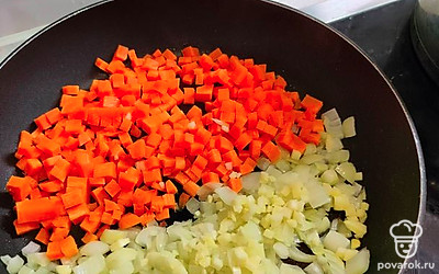 Приготовить зажарку. Лук, морковь и чеснок нарезать кубиками. Сковороду нагреть, добавить топленое и подсолнечное масло. Когда масло прогреется, высыпать лук. Через пару минут морковь и чеснок.
Выложить специи — зиру, тимьян. Тушить под крышкой 10 минут.