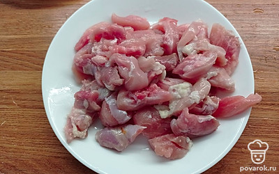 Филе бедра нарезать на порционные кусочки. Отварить до готовности.