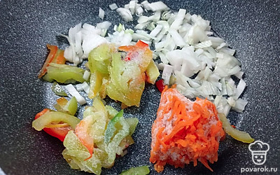 Лук, морковь, перец обжарить.