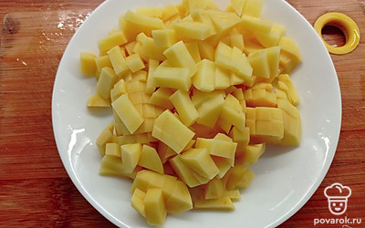 Картошку порезать кубиком для супа. Мясо отварить, добавить картофель.