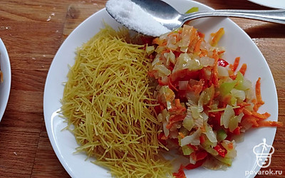 Затем выложить вермишель, обжаренные овощи. Посолить.