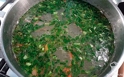 В конце приправить нарезанной зеленью.