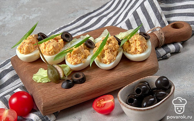 Яйца, фаршированные овощами — Рецепт с фото