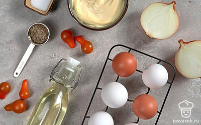 Яйца тщательно промойте, после чего отварите вкрутую, остудите и очистите от скорлупы. Помидоры и салат для подачи хорошо вымойте и просушите. Лук очистите от шелухи и ополосните. Также возьмите сковороду для жарки.