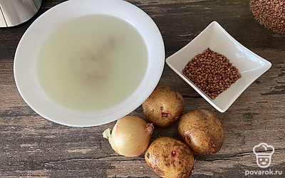 Сварить бульон, процедить. Мясо отделить от кости. Почистить картошку, лук.