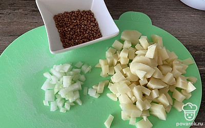 Нарезанные кубиками картошку и лук, промытую гречку положить в бульон. Варить 15 минут.