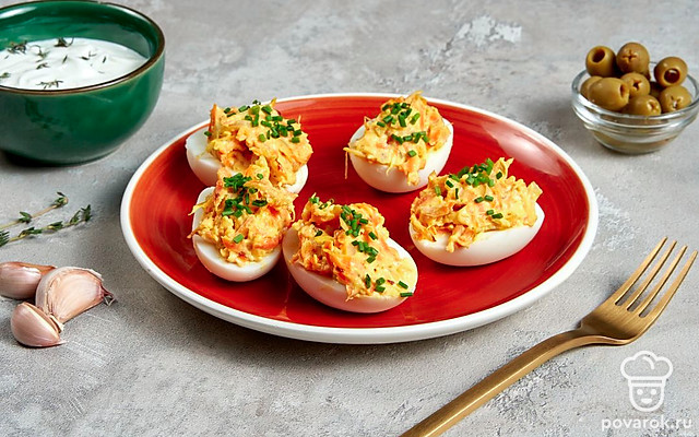 Фаршированные яйца с морковью и луком простой рецепт — Рецепт с фото