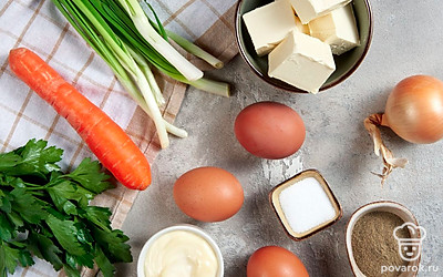 Помойте яйца, в небольшую кастрюлю наберите воды, опустите в нее яйца и поставьте на огонь. После того, как вода закипит, варите яйца еще 10 минут до готовности. Кипяток слейте и остудите яйца под холодной водой. Петрушку и зеленый лук для подачи помойте, лук крупно порежьте.